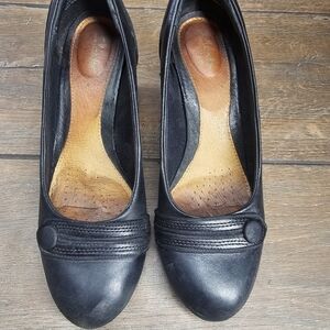 Clarks artisan womens size 7M slip on pumps. 3 in heels
